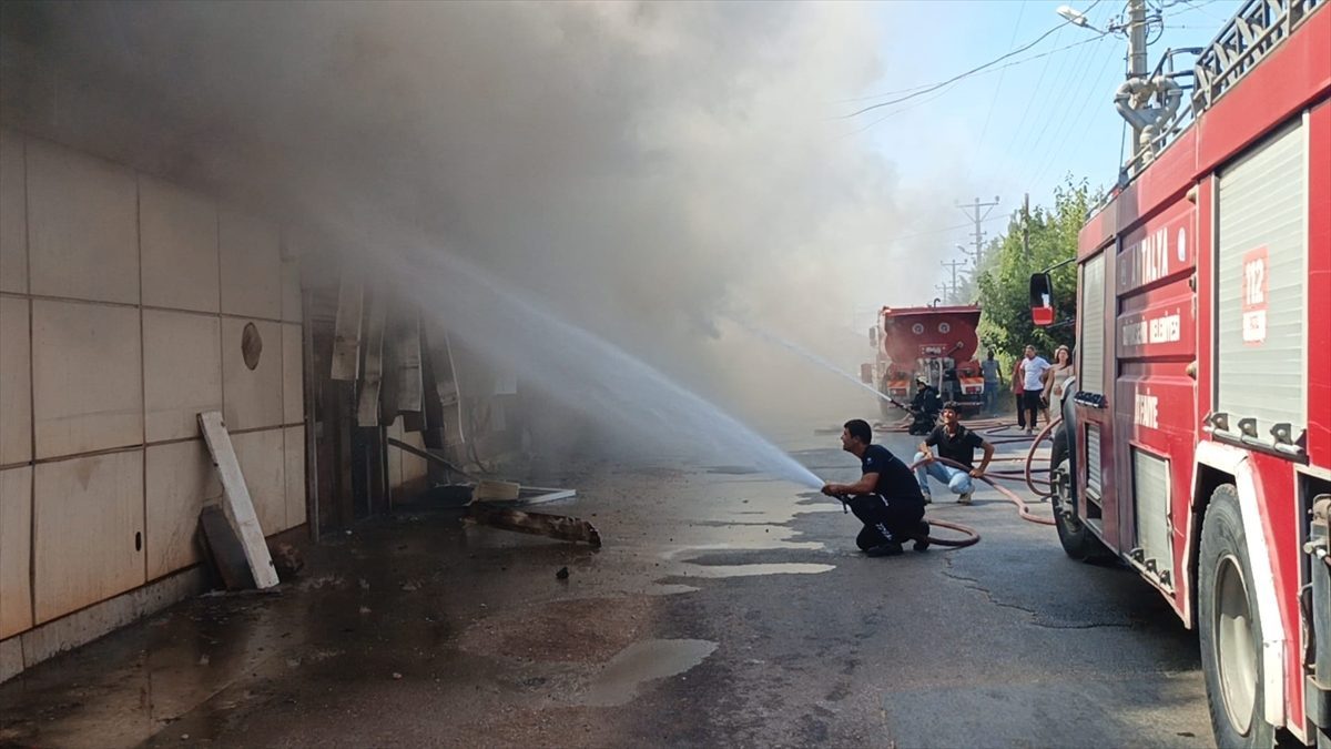 Antalya’da mobilya atölyesinde çıkan yangına müdahale ediliyor