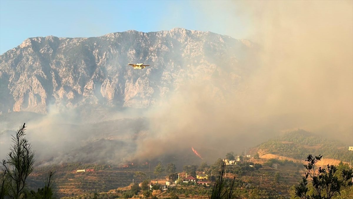 Antalya’da ormanlık alanda çıkan yangına müdahale ediliyor
