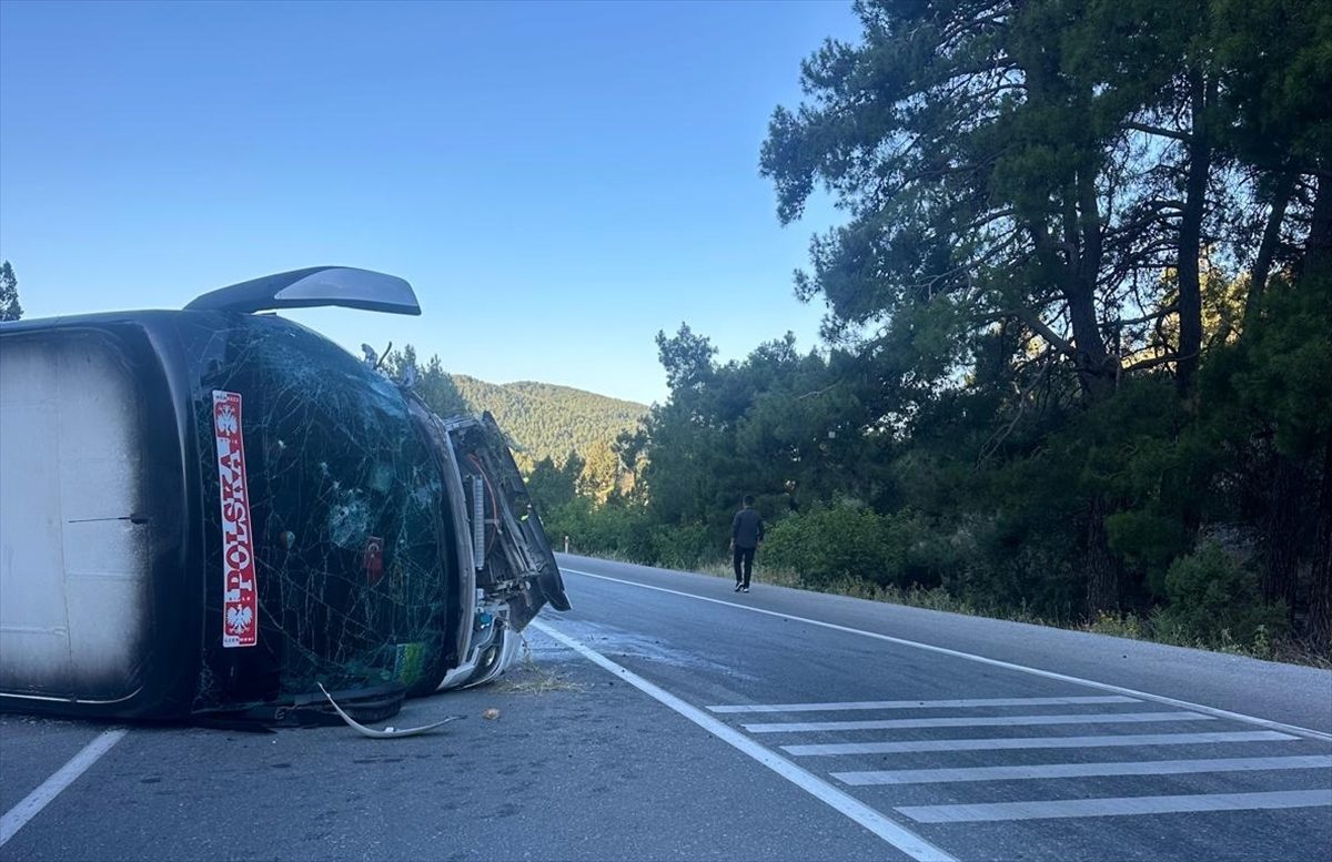 Antalya’da otobüs ile otomobilin çarpıştığı kazada 1 kişi öldü, 12 kişi yaralandı