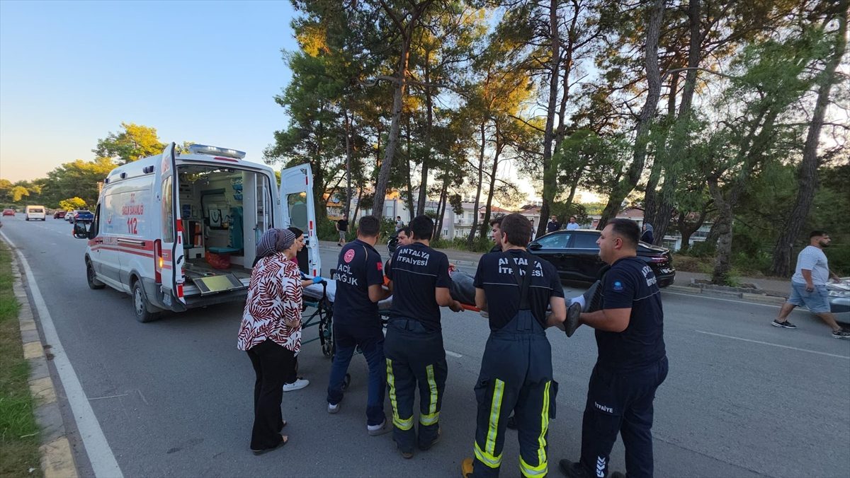 Antalya’da otomobil ile hafif ticari aracın çarpıştığı kazada 5 kişi yaralandı