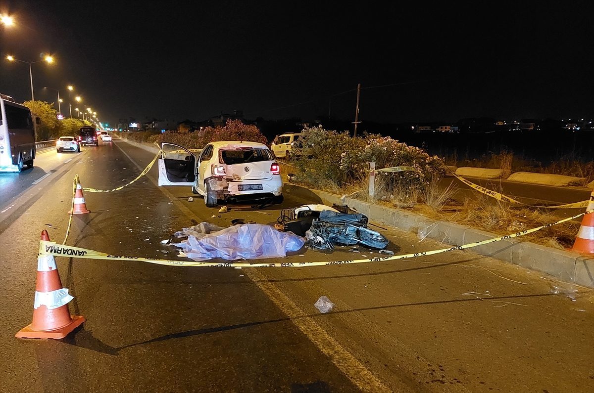 Antalya’da otomobile çarpan motosikletin sürücüsü öldü, 2 kişi yaralandı
