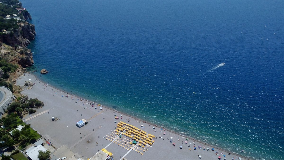 Antalya’da sıcak hava nedeniyle sahillerde yoğunluk yaşandı