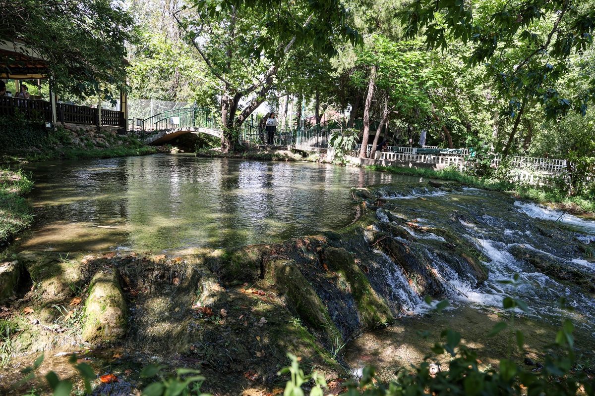Antalya’da sıcaktan bunalanlar Düden Şelalesi’nde yoğunluk oluşturdu