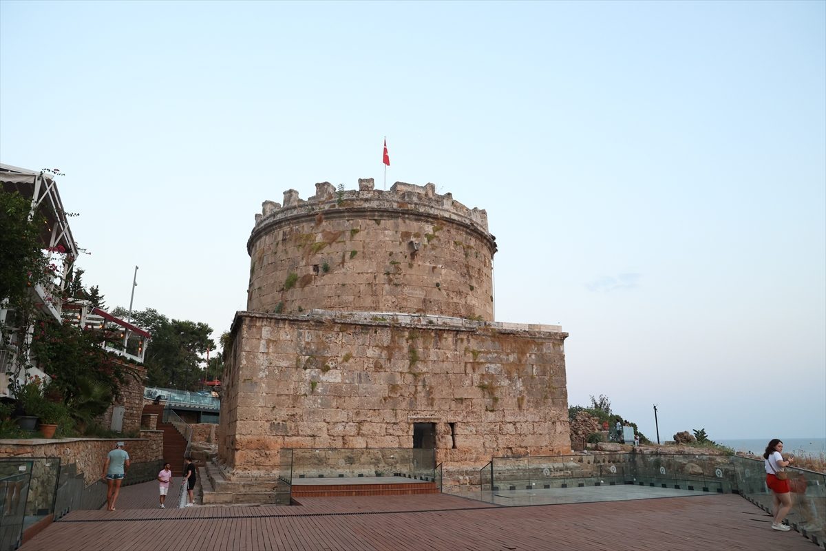 Antalya’da tarihi Hıdırlık Kulesi, arkeolojik kazı çalışmalarının tamamlanmasıyla ziyarete açıldı