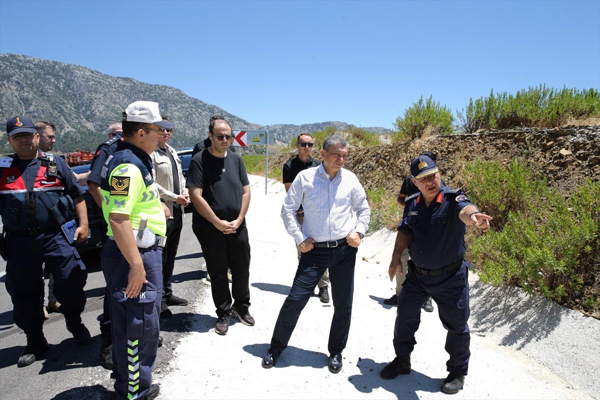 GÜNCELLEME – Antalya’da uçuruma yuvarlanan minivandaki 5 kişi hayatını kaybetti