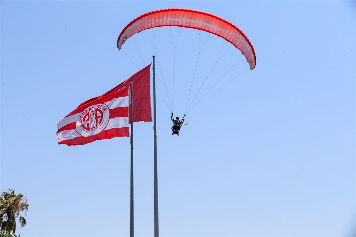 Antalya’da yüksek nem ve sıcaktan bunalanlar sahilleri doldurdu