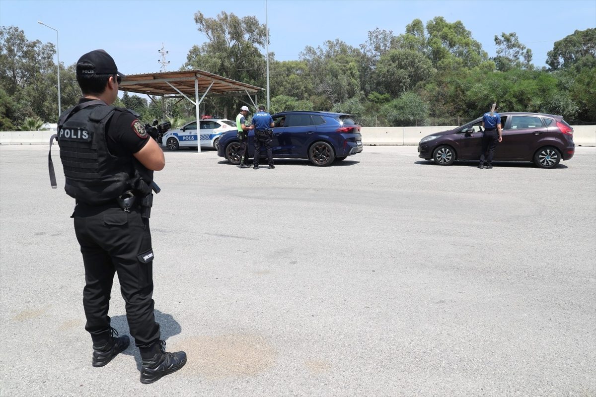Antalya’daki haftalık asayiş denetimlerinde yakalanan 1975 şüpheliden 242’si tutuklandı