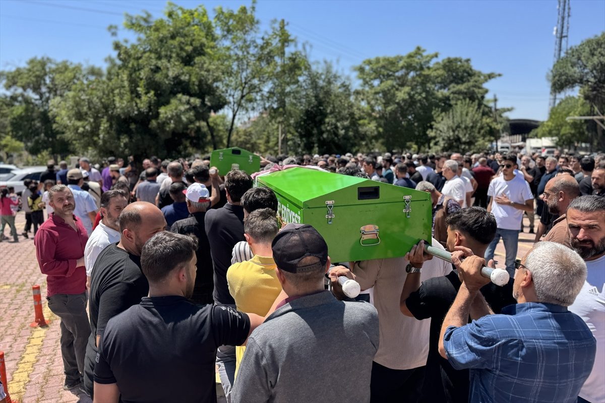 Antalya’daki kazada hayatını kaybeden 5 kişinin cenazeleri Konya’da defnedildi