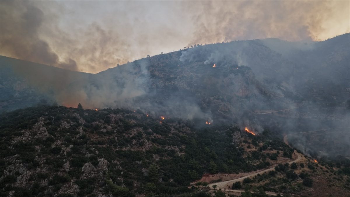 Antalya’daki orman yangınına müdahale sürüyor