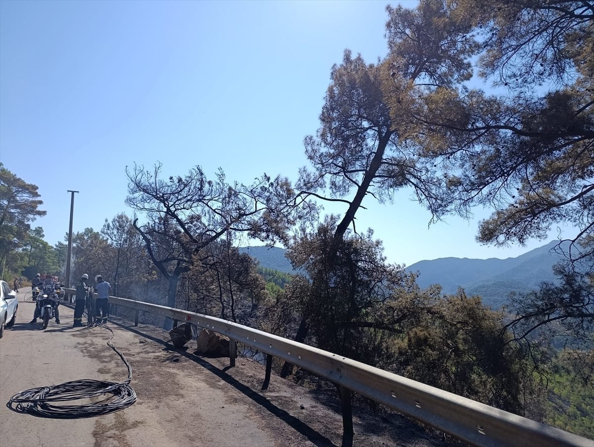 GÜNCELLEME 2 – Antalya’nın Kumluca ilçesinde çıkan orman yangını kontrol altına alındı