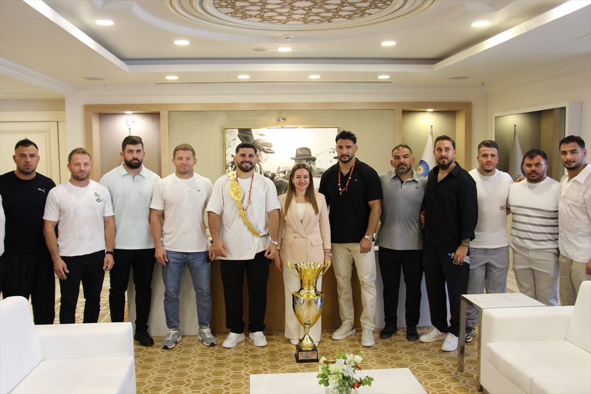 Antalya’nın pehlivanları törenle karşılandı