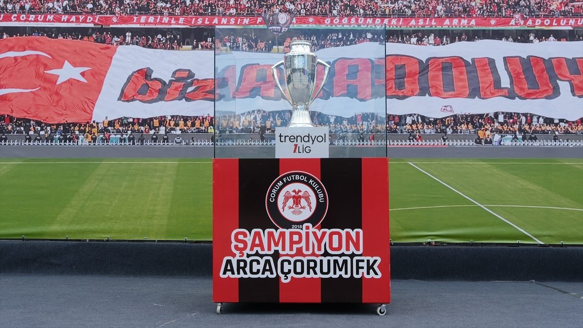Arca Çorum FK’nin şampiyonluk kupası sergilenmeye başladı