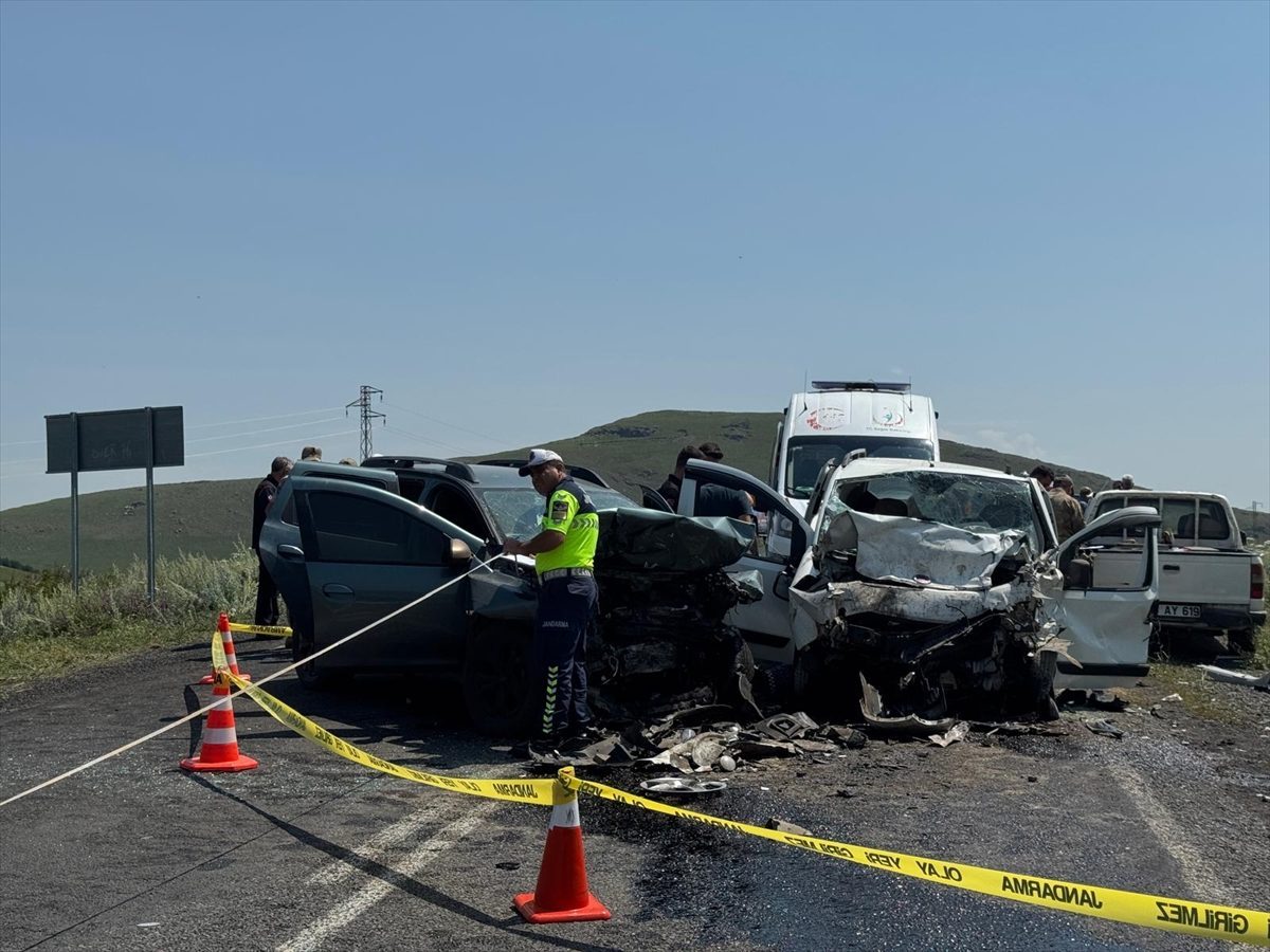 Ardahan’da iki aracın çarpışması sonucu 3 kişi öldü, 3 kişi yaralandı
