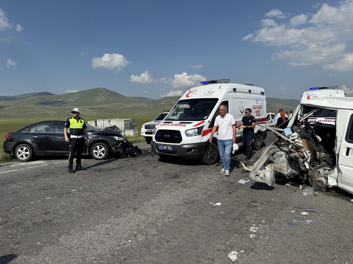 Ardahan’da otomobil ile panelvan çarpıştı, 7 kişi yaralandı