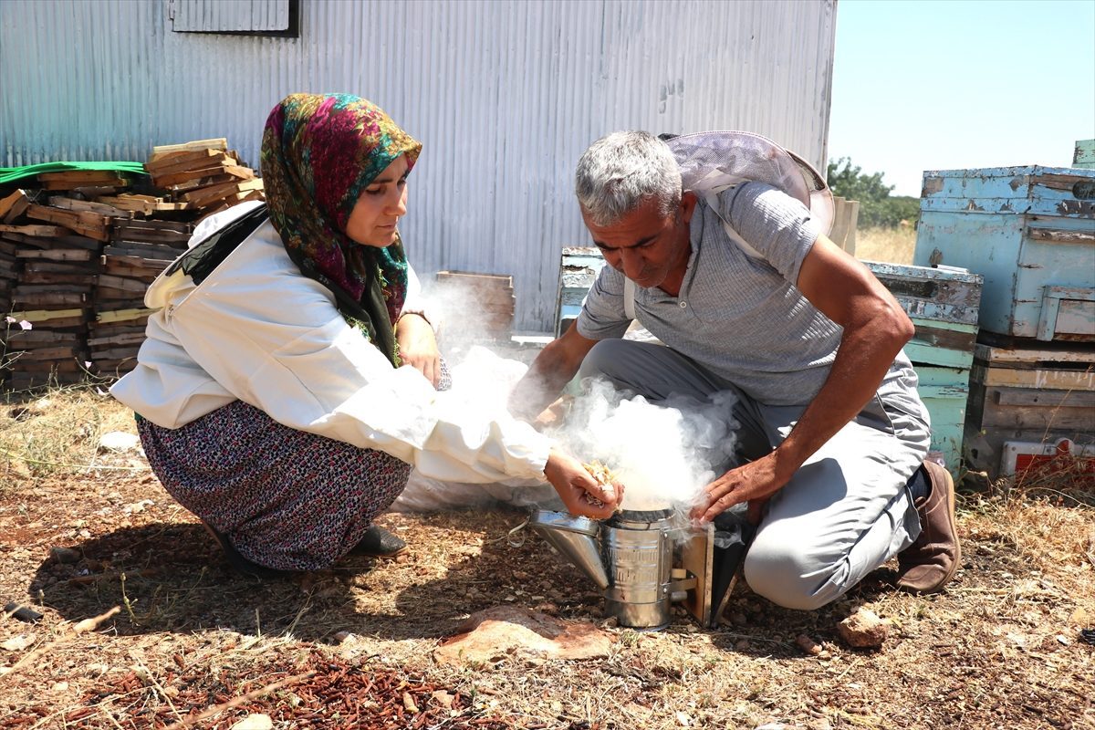 Arıcılık hobisini eşinin desteğiyle mesleğe dönüştürdü