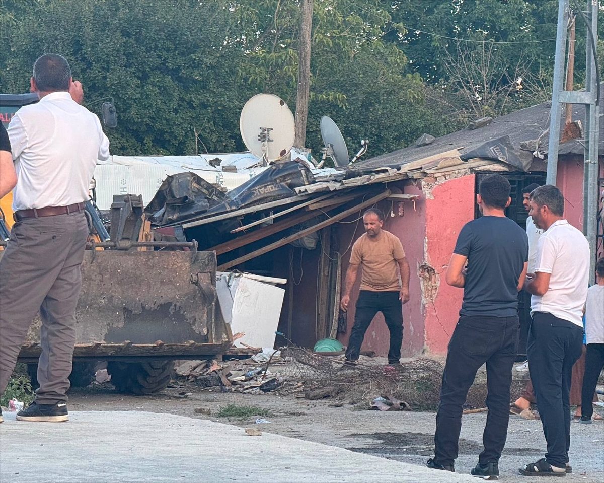 Arnavutköy’de otomobilin eve çarpması sonucu 5 kişi yaralandı