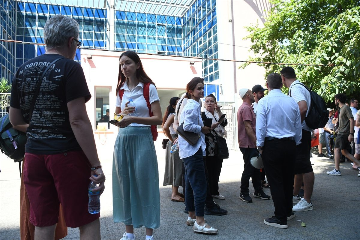 Arnavutluk’ta, Yolsuzluk ve Organize Suçla Mücadele Savcılığı önünde turizm projeleri karşıtı gösteri
