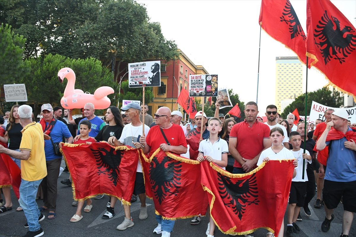 Arnavutluk’ta Zvernec’teki turizm projesine karşı gösteriler sürüyor