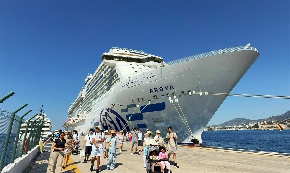 “Aroya” kruvaziyeri Bodrum’a 1532 turist getirdi