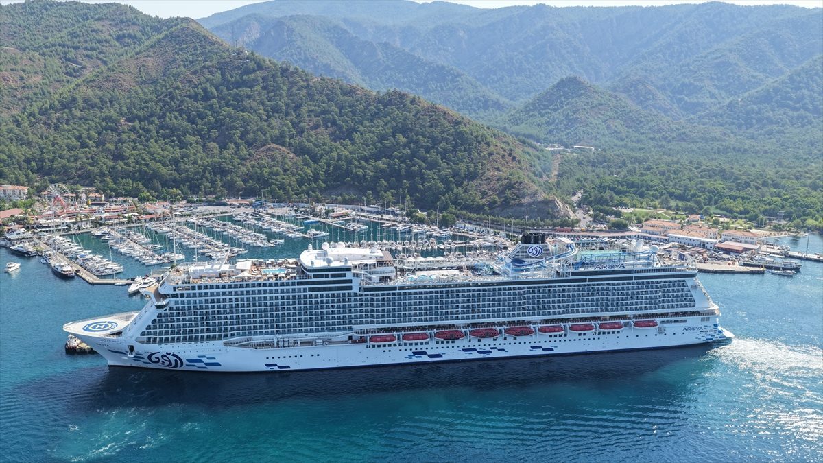 “Aroya” kruvaziyeri Marmaris’e 3 bin 210 turist getirdi