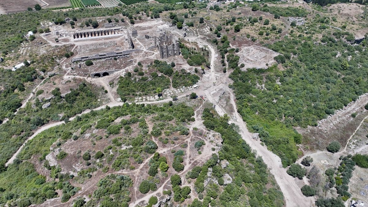 Aspendos’un yaklaşık 2 bin yıllık ana caddesi yeniden hayat buldu