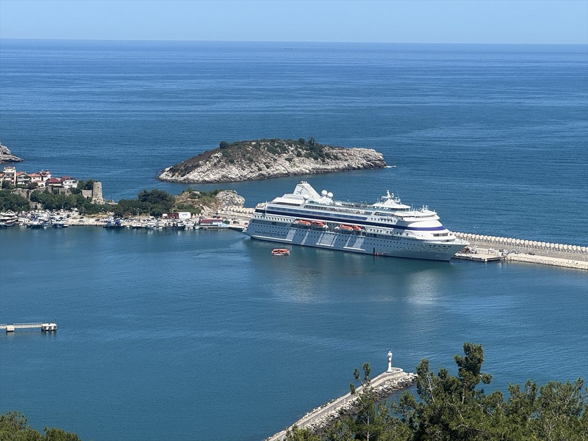 “Astoria Grande” kruvaziyeri 1085 yolcusuyla Amasra’ya geldi