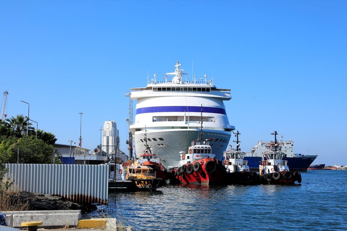 “Astoria Grande” kruvaziyeri 585 yolcusuyla Samsun Limanı’na demirledi