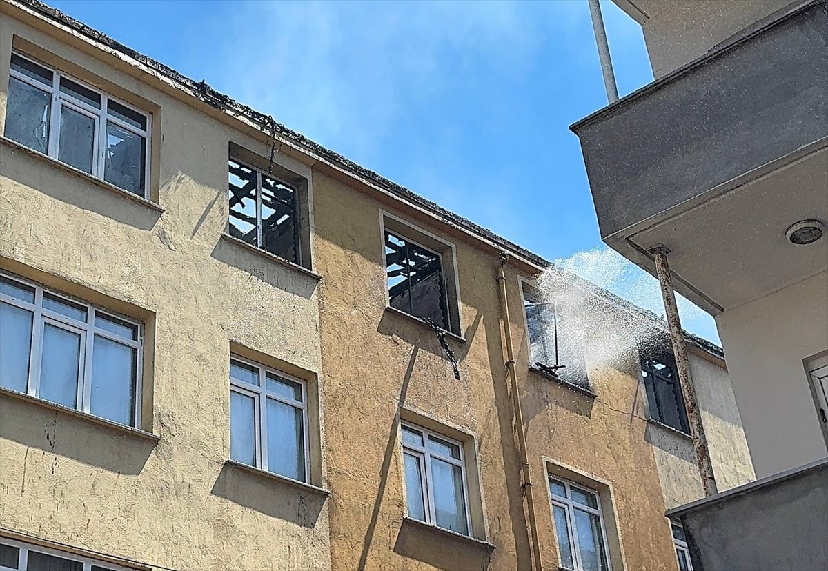 Avcılar’da 4 katlı binada çıkan yangın hasara neden oldu