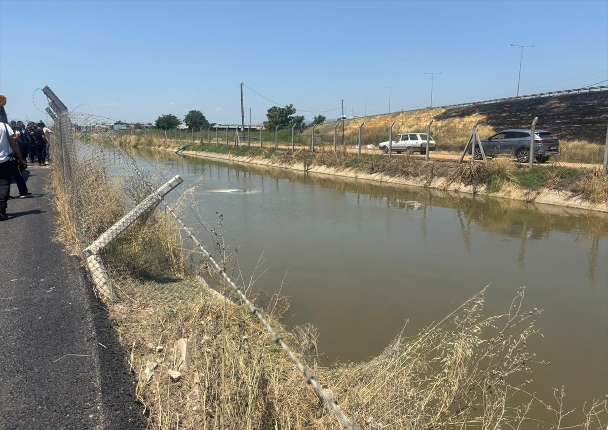 Aydın’da sulama kanalına düşen otomobildeki anne ve 2 çocuğu kurtarıldı