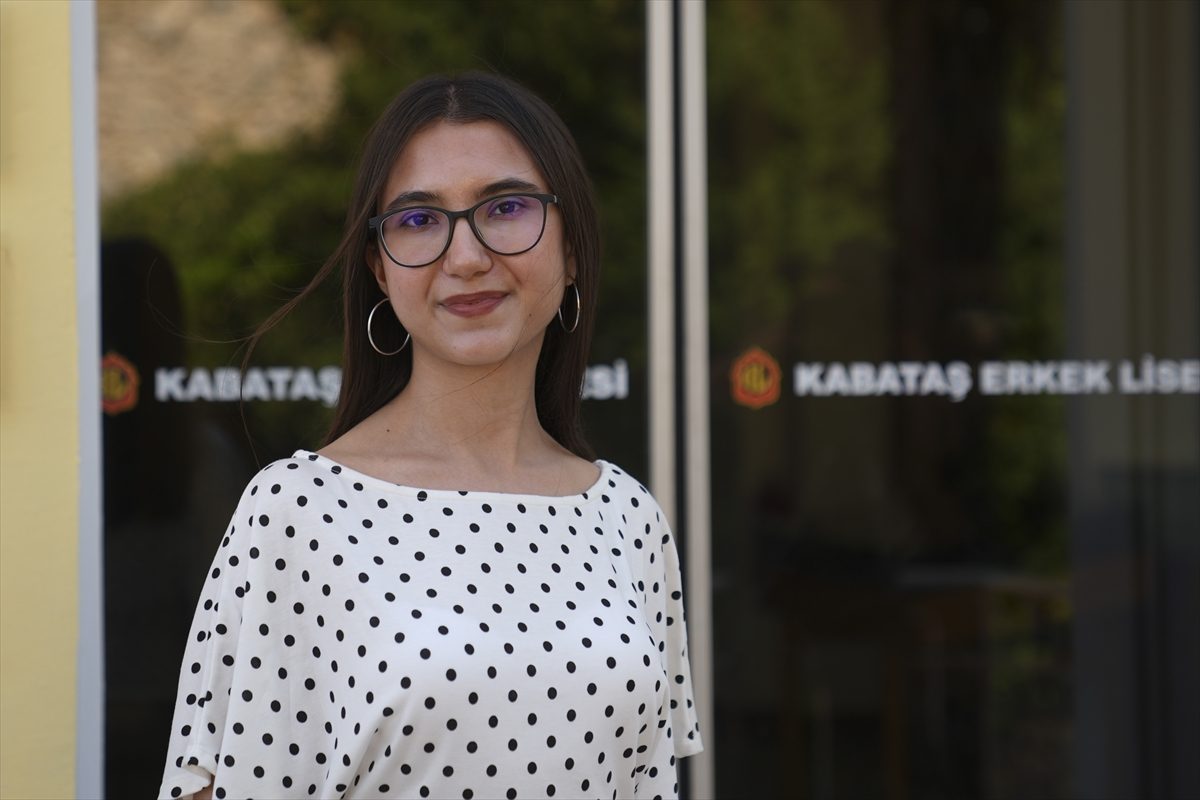 AYT eşit ağırlık alanında Türkiye birincisi Bahar, ekonomi okumayı hedefliyor