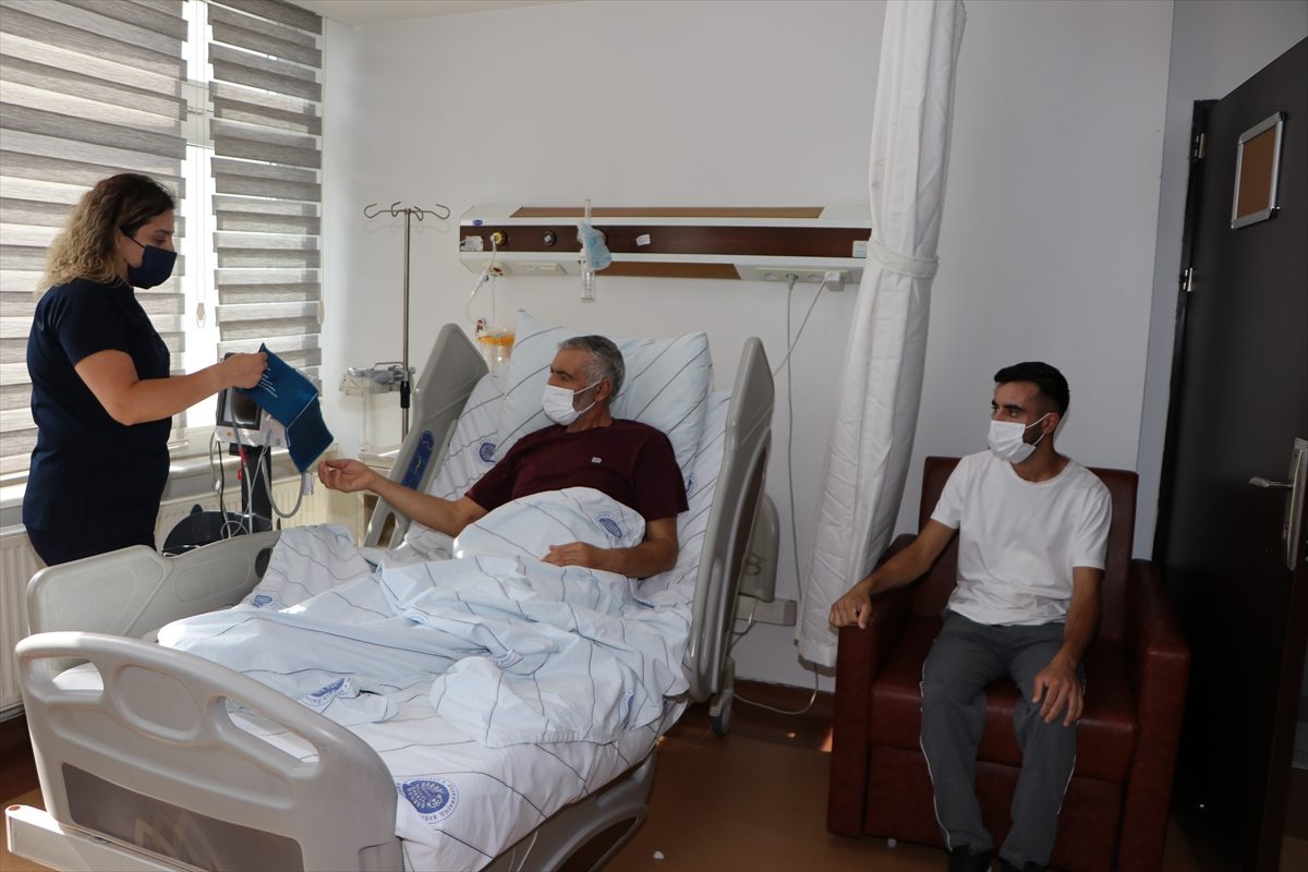 Babasını ciğerinden bir parça ile hayata bağladı