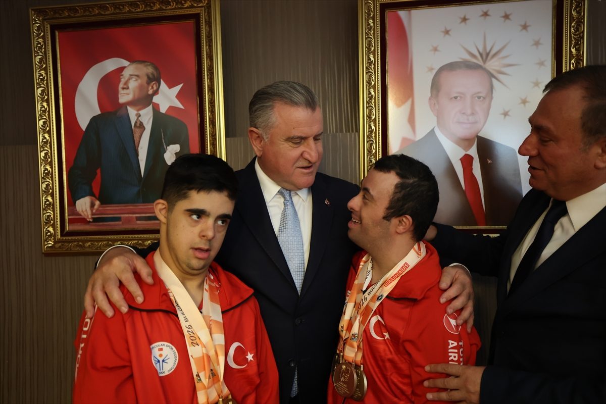 Bakan Bak, madalya kazanan özel sporcularla bir araya geldi