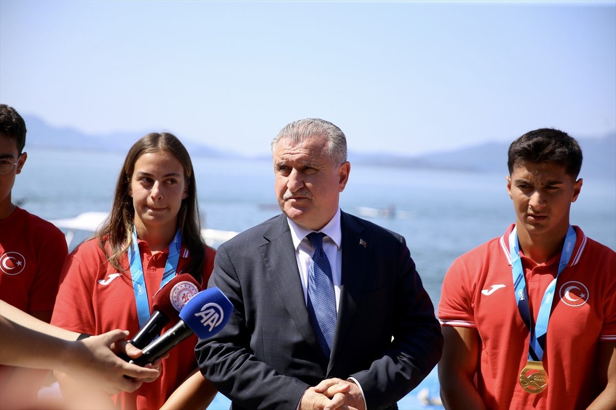Bakan Bak, Muğla’da Kano Milli Takımı sporcularıyla bir araya geldi: