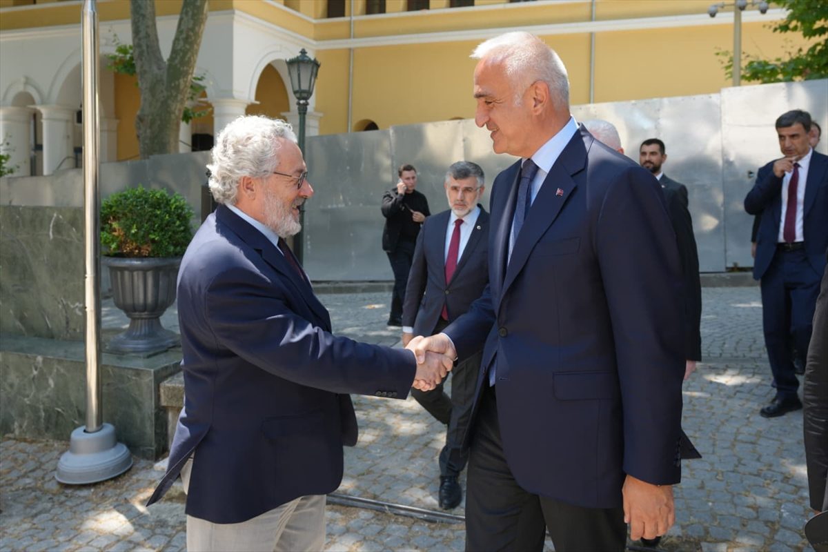 Bakan Ersoy, İslam Kültür, Sanat ve Tarih Araştırma Merkezi’ni ziyaret etti