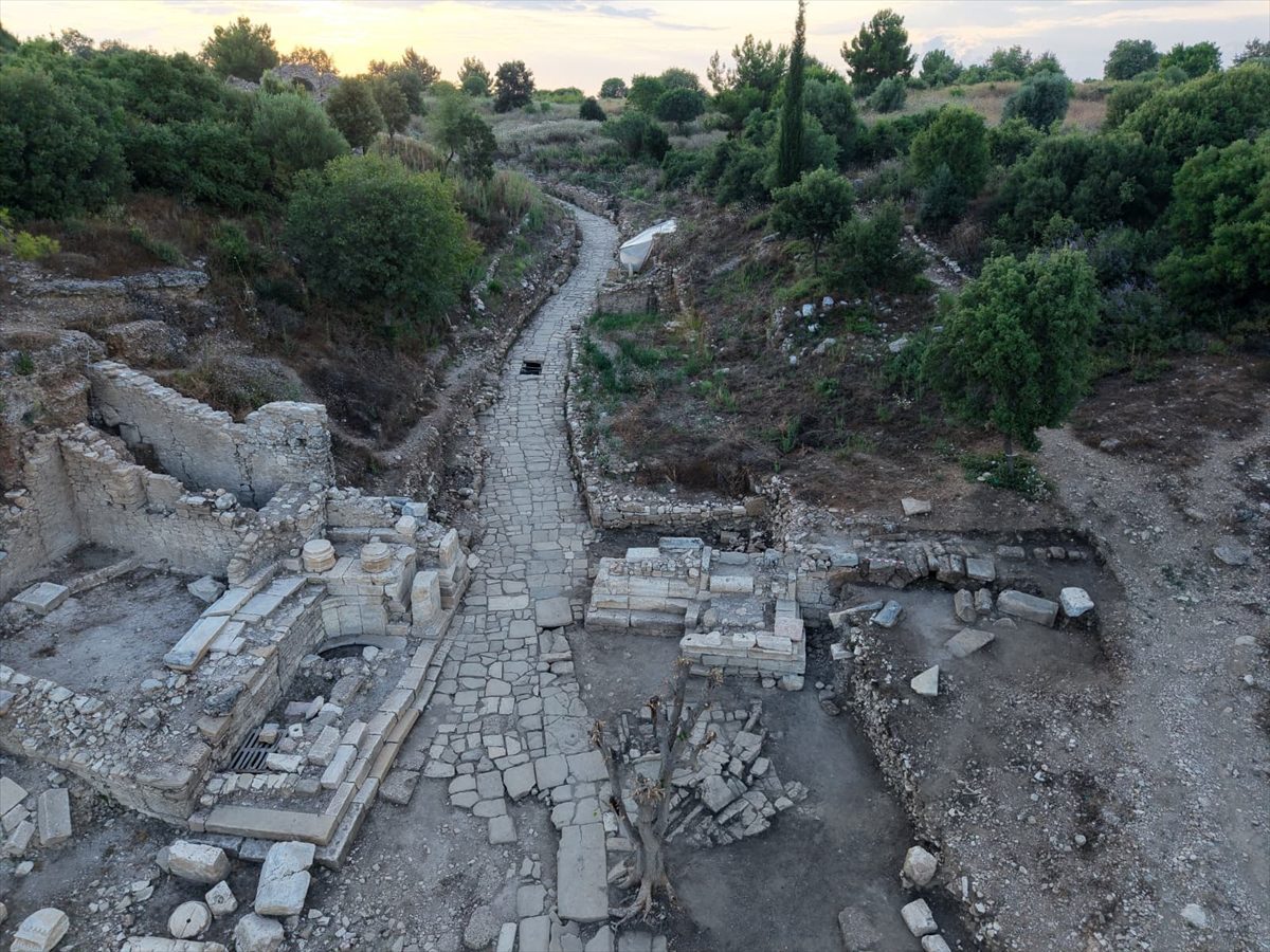Bakan Ersoy’dan Aspendos’taki 2 bin yıllık Tiyatro Caddesi’ne ilişkin paylaşım: