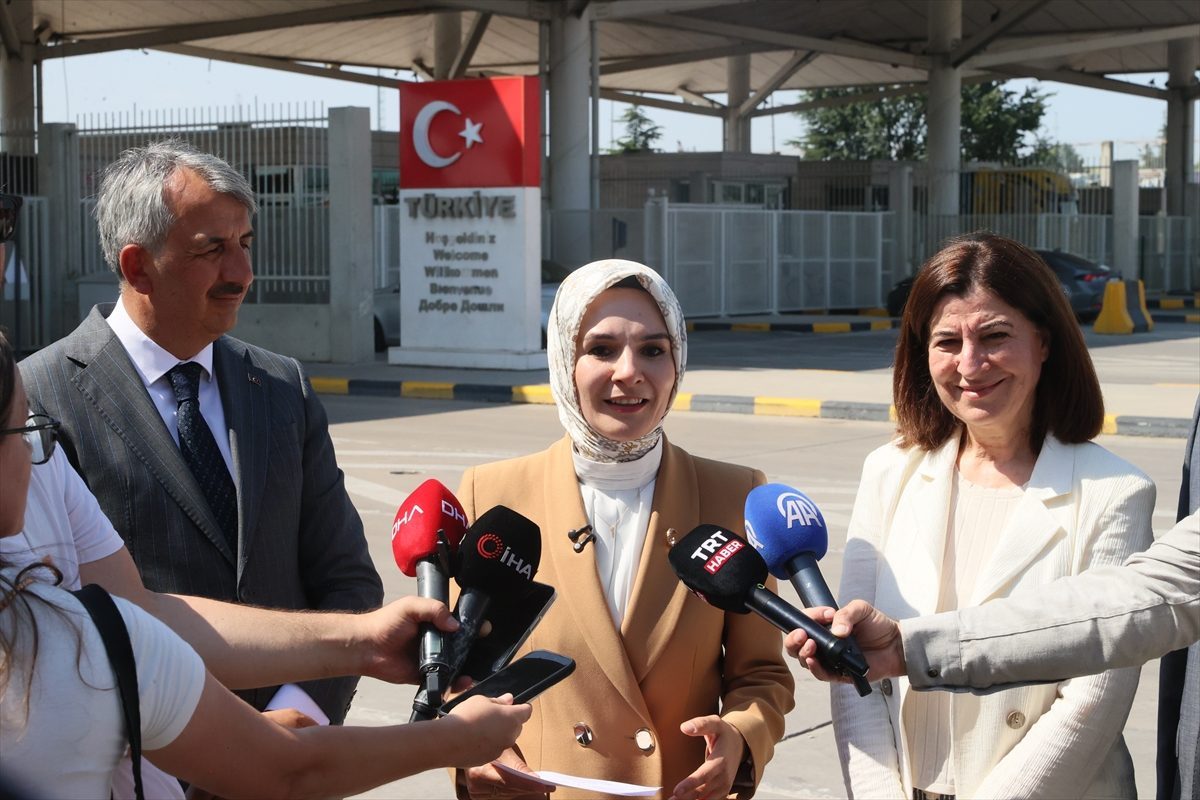 Bakan Göktaş Kapıkule’de gurbetçileri karşıladı: