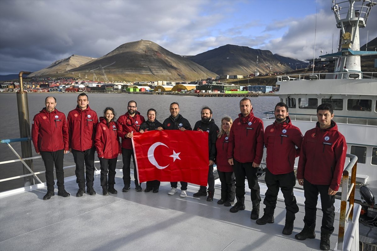 Bakan Kacır, 6. Ulusal Arktik Bilimsel Araştırma Seferi ekibini ziyaret etti: