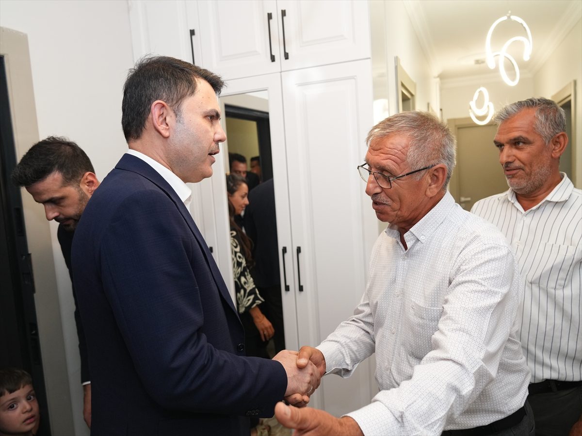 Bakan Kurum’dan Adıyaman’daki depremzede Yusuf Berk ile dedesine ziyaret: