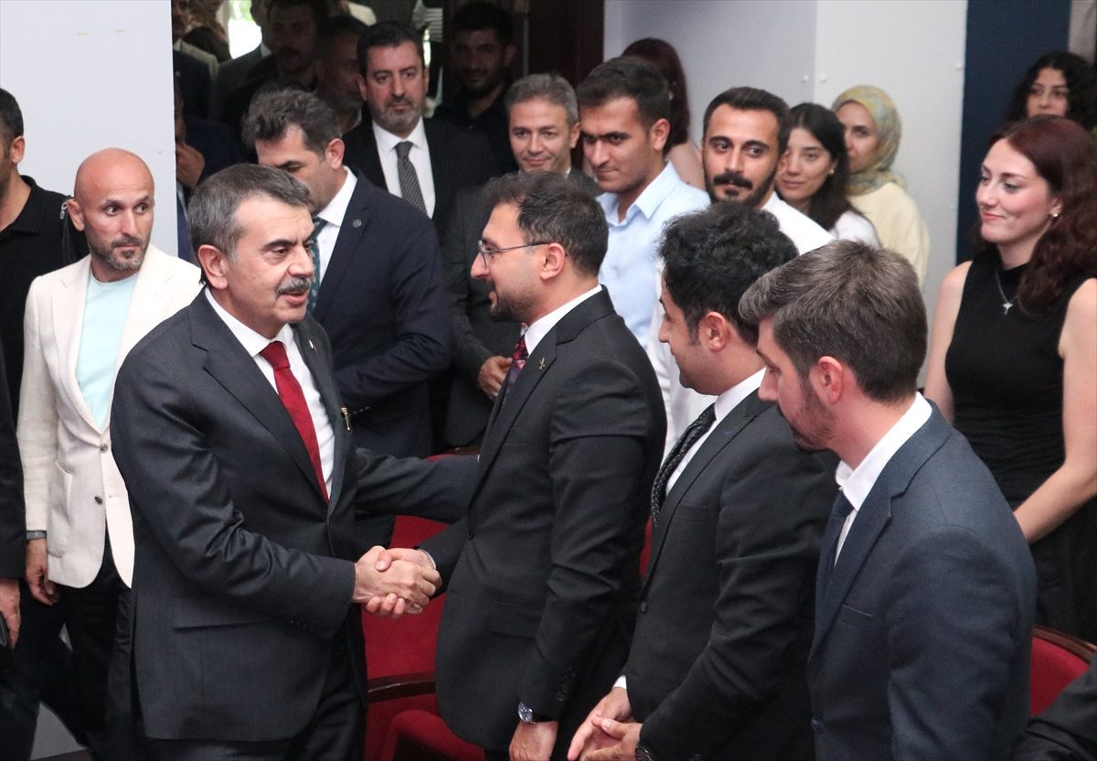 Bakan Tekin Erzurum Milli Eğitim Akademisindeki öğretmen adaylarıyla buluştu: