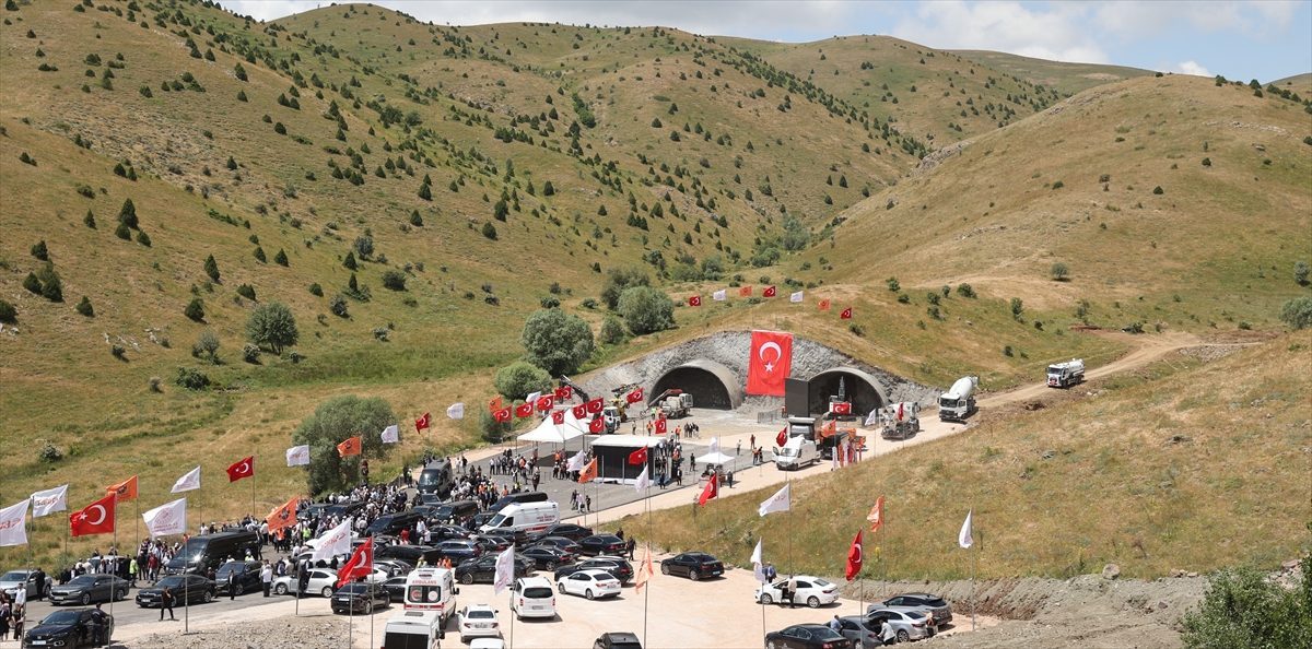 Bakan Uraloğlu, Sivas’ta Çamlıbel Tüneli Temel Atma Töreni’nde konuştu: