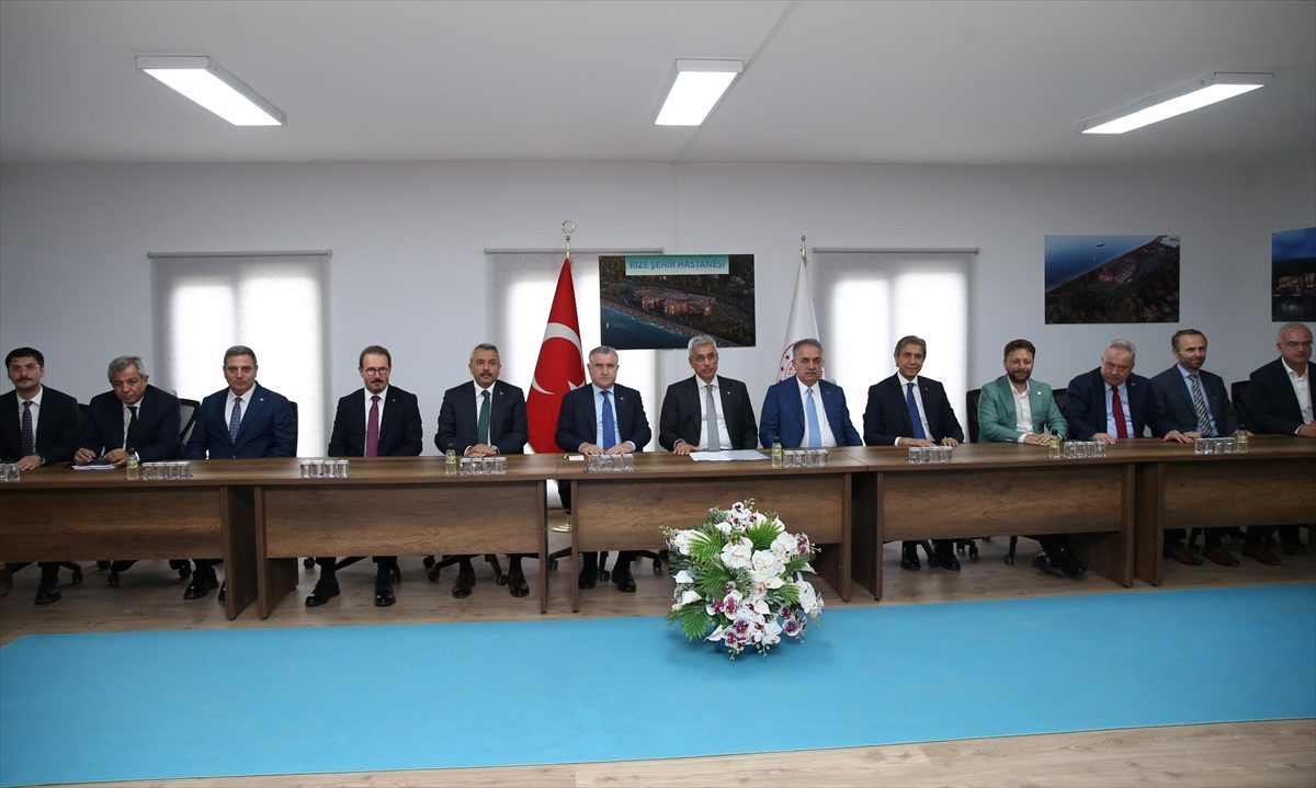 Bakanlar Memişoğlu ve Bak, Rize Şehir Hastanesi inşaatında incelemelerde bulundu: