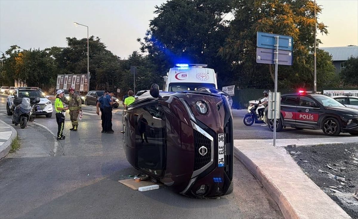 Bakırköy’de devrilen otomobilin sürücüsü yaralandı