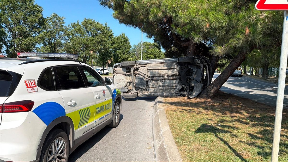 Bakırköy’de kaldırıma çarpıp takla atan otomobilin sürücüsü yaralandı