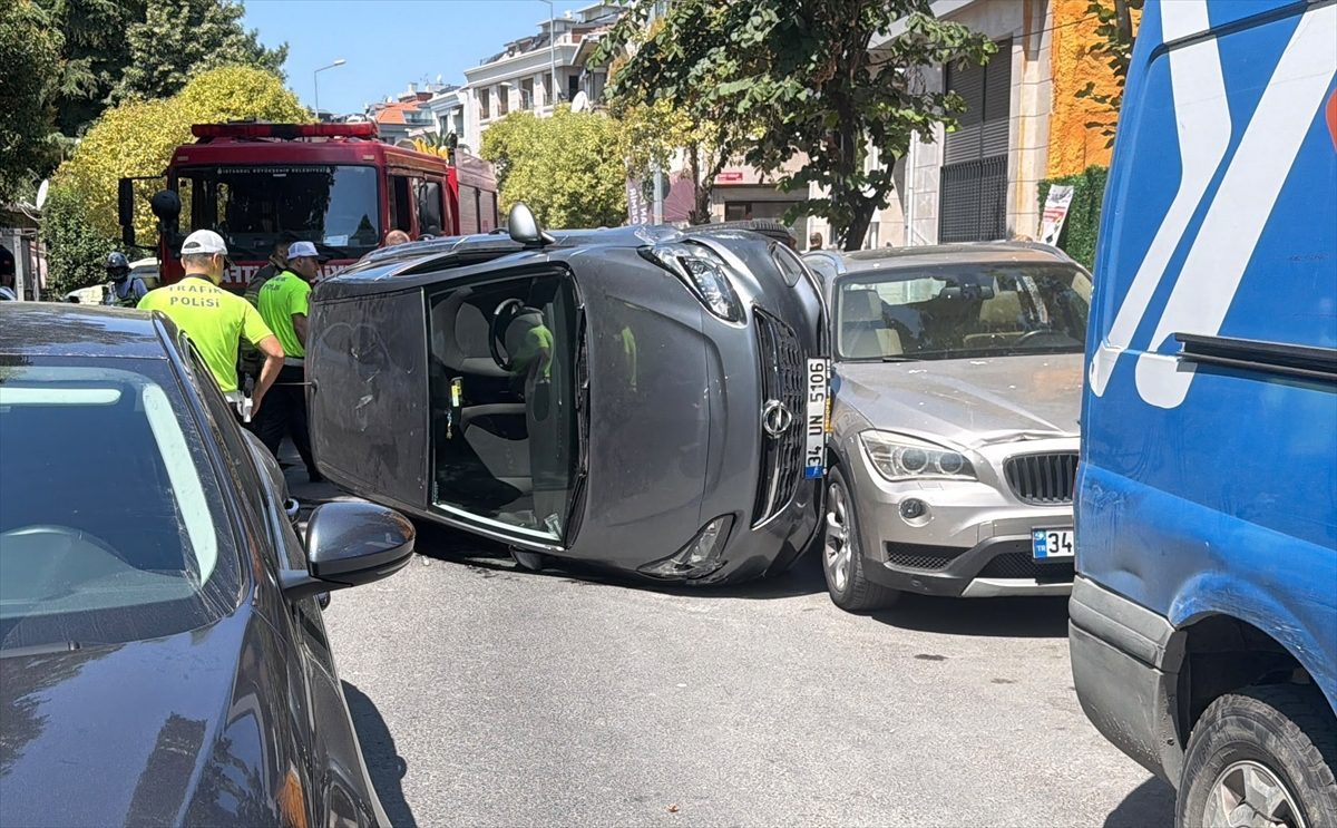 Bakırköy’de park halindeki araca çarpan otomobil yan yattı