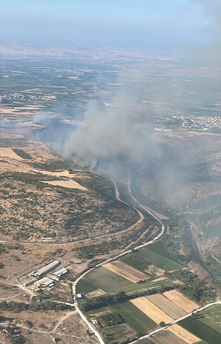 Balıkesir’de arazi yangınına müdahale ediliyor