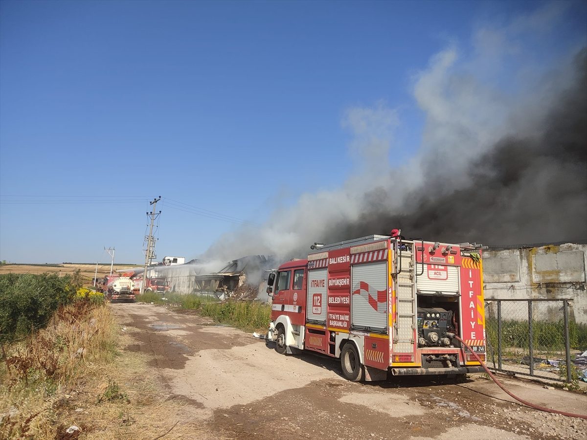 Balıkesir’de geri dönüşüm tesisinde çıkan yangın söndürüldü
