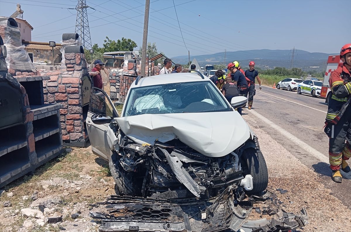Balıkesir’de otomobillerin çarpışması sonucu 1 kişi öldü, 2 kişi yaralandı