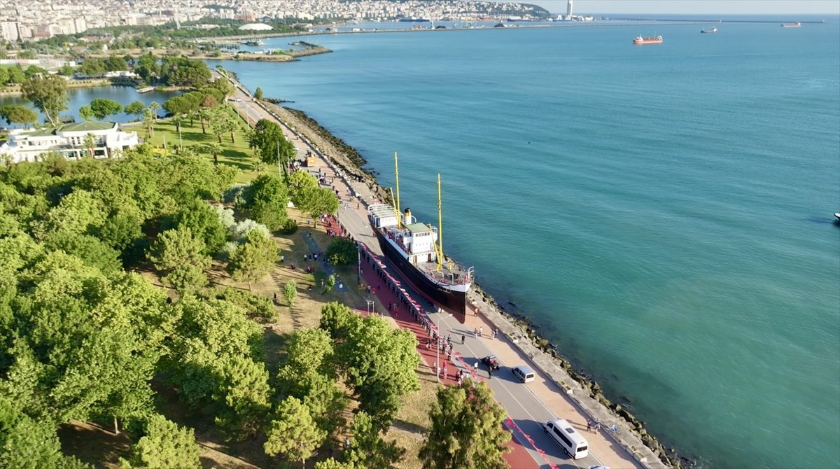 Bandırma Gemi Müzesi karadan yürütülerek İstiklal Meydanı’na taşındı