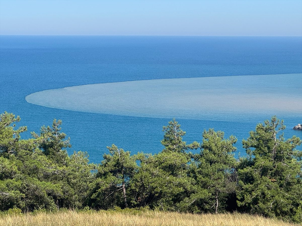 Bartın’da ırmağın taşıdığı çamurlu suyla denizin rengi değişti