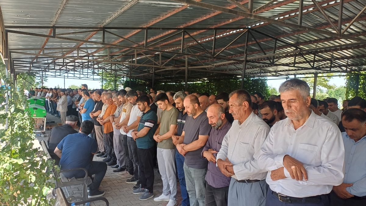 Batman’da silahlı saldırıda ölen 3 kişinin cenazeleri toprağa verildi
